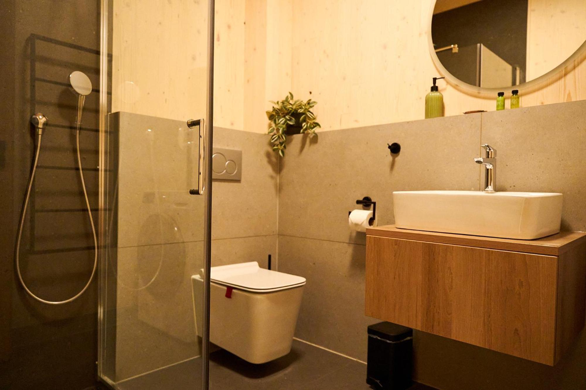 1-bedroom Adam With Free Parking *